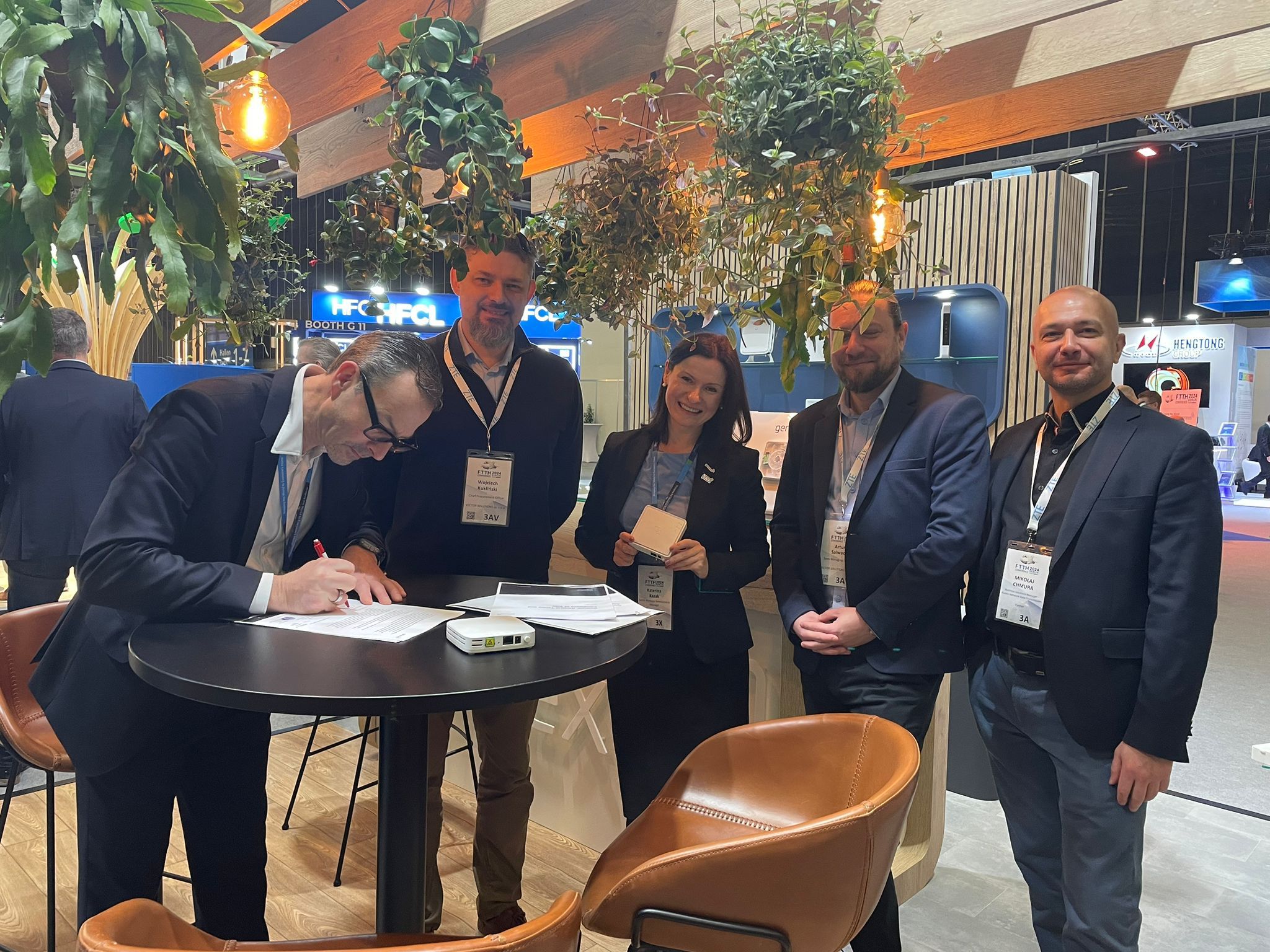 Vector                            and Genexis Photo FTTH